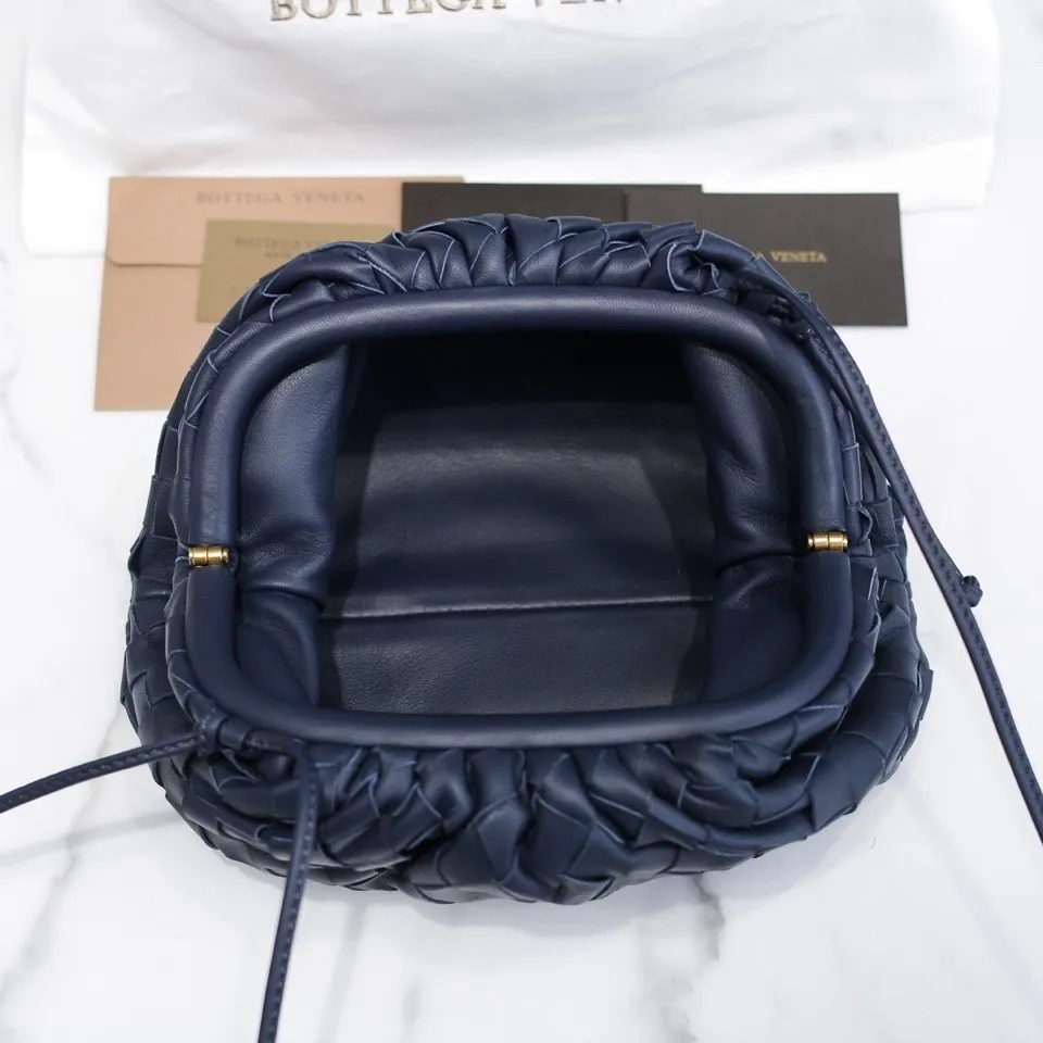 Batch 1260 Real shots👇Large plaid weaving The pouch cloud bag is the first series designed by former Celine designer Daniel Lee after joining BV. The upper body is extremely ecstatic ~ fashionable and classy ~ elegant and concise, lazy and intellectual size: 23*13*8 [Little Cloud Rough Weave#]